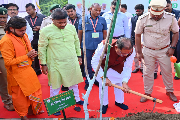 मुख्यमंत्री श्री विष्णु देव साय ने नवीन विधानसभा परिसर में किया पौधरोपण