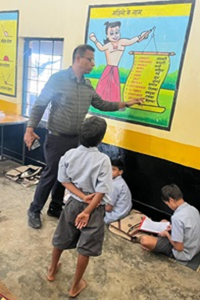 कलेक्टर डॉ संजय ने भाठागांव के स्कूल और आश्रम का किया आकस्मिक निरीक्षण