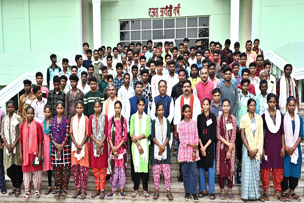  मुख्यमंत्री श्री साय ने शैक्षणिक भ्रमण पर आए सुकमा जिले के बच्चों से की आत्मीय मुलाकात