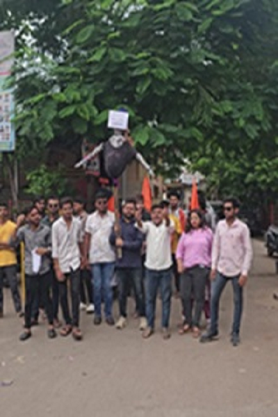 एबीवीपी ने उड़ीसा फकीर मोहन कॉलेज के विभागाध्यक्ष समीर साहू का फूंका पुतला