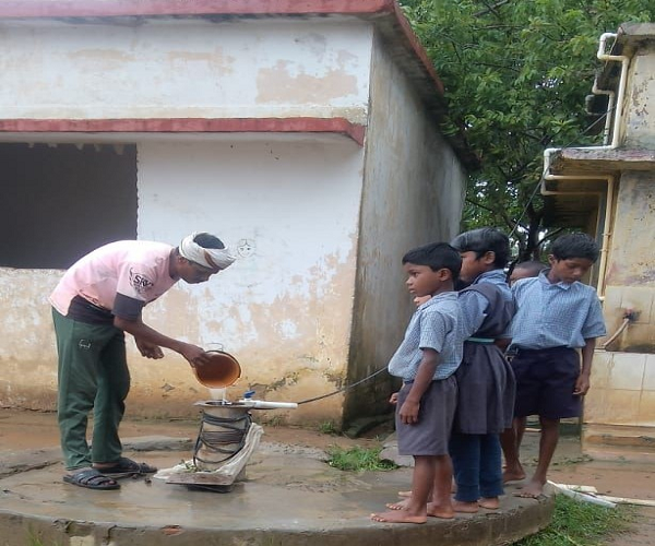 श्रीपुर में हैंडपंप मरम्मत व क्लोरीनेशन से ग्रामीणों को मिला स्वच्छ पेयजल