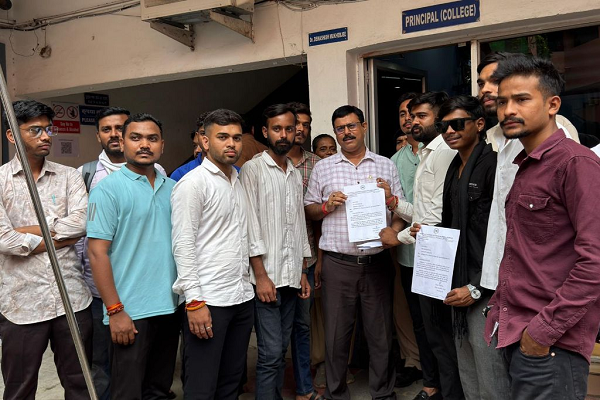 महंत कॉलेज में TC शुल्क वसूली का NSUI ने किया विरोध, सौंपा ज्ञापन