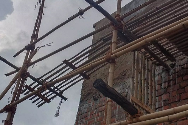 प्लास्टर करते समय मजदूर गिरे, एक की मौत