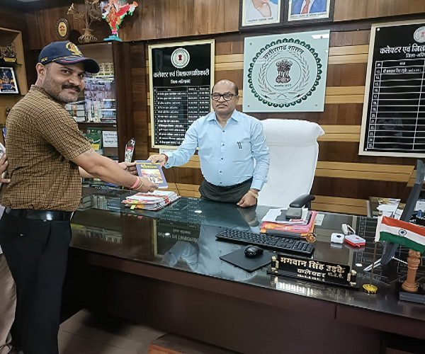  जिला कलेक्टर को व्याख्याता शर्मा ने भेंट की अपनी पुस्तक 'ओ मेरी पाठशाला'