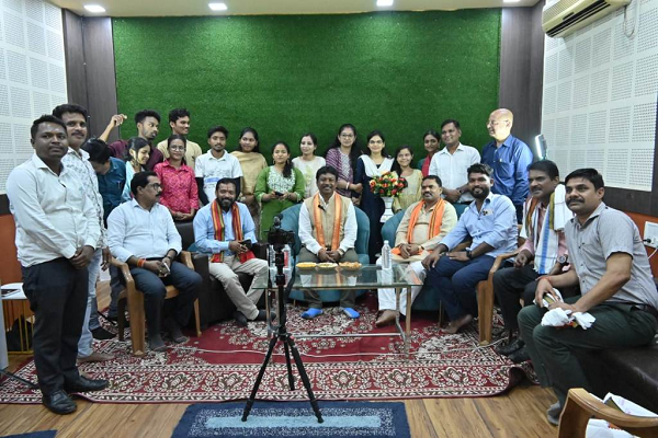 सांसद कश्यप पहुंचे रेडियो स्टेशन, RJ प्रशिक्षण ले रहे युवाओं से की मुलाकात