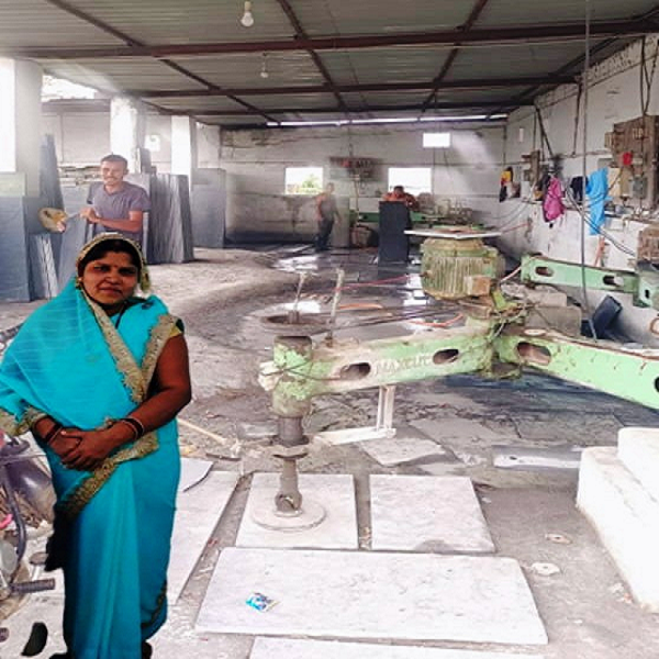 भोरिंग की पुष्पा साहू बनीं आत्मनिर्भरता की मिसाल, स्टोन कटिंग उद्योग से बदली किस्मत