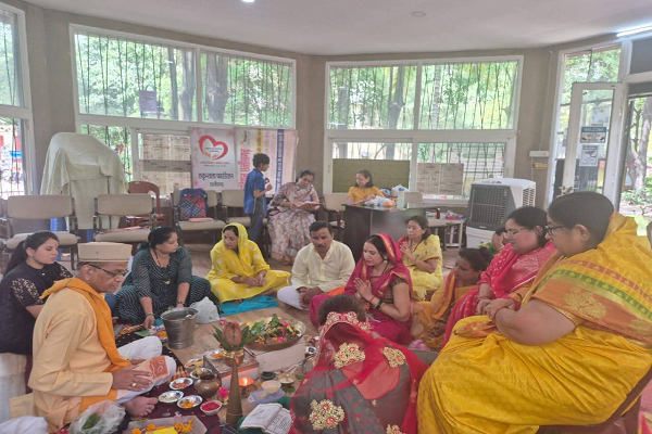 सावन में शिव रुद्राभिषेक का आयोजन, बापू की कुटिया में गूंजे वैदिक मंत्र