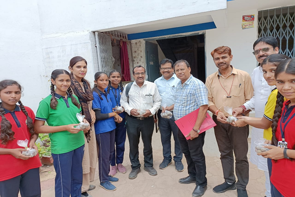  विज्ञान क्लब छात्रों ने भेंट किए सीडबॉल, संयुक्त संचालक ने कहा नवाचारी प्रयास