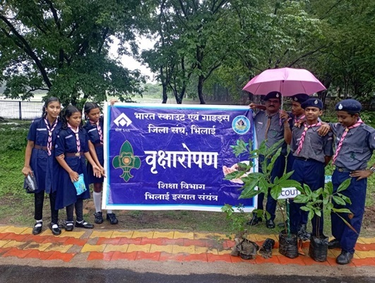 वृक्षों को बांधा रक्षा सूत्र, पर्यावरण सहेजने का लिया संकल्प