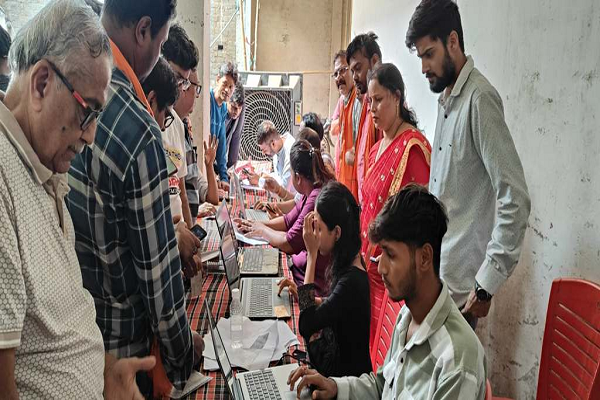 बढ़ईपारा में HSRP रजिस्ट्रेशन कैंप, 150 लोगों ने करवाया पंजीकरण