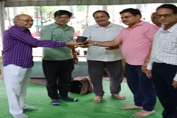  विवेकानंद उद्यान में पर्यावरण संरक्षण एवं संवर्धन के लिए पौधे बांटे गए। 