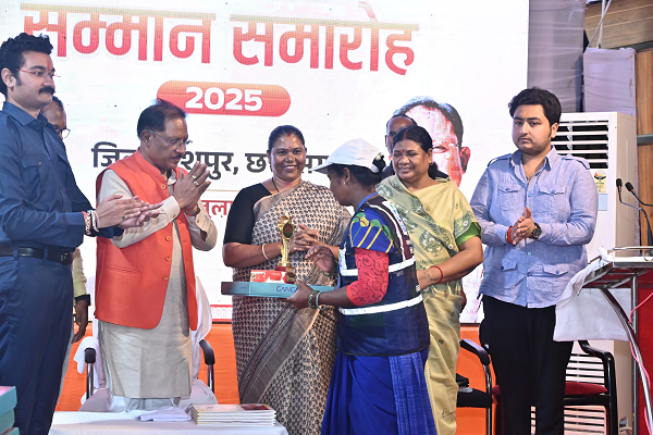 मुख्यमंत्री श्री विष्णु देव साय ने आधुनिक एम्बुलेंस को दिखायी हरी झंडी: ग्रामीण इलाकों को मिलेगा आपातकालीन स्वास्थ्य लाभ