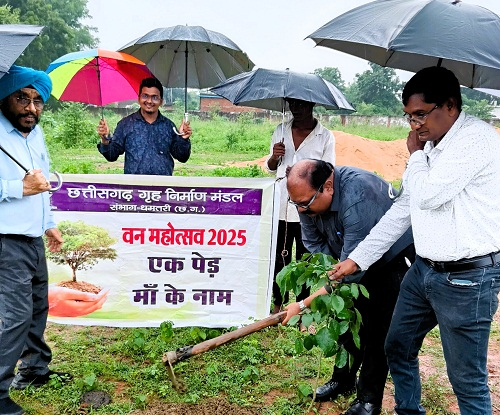 छत्तीसगढ़ गृह निर्माण मण्डल के अधिकारी-कर्मचारियों ने किया पौधरोपण