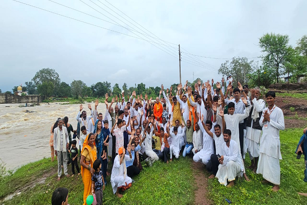  स्वामी शिवानंद ने रुद्राभिषेक कर  मनियारी में किये दीप दान पूजन 