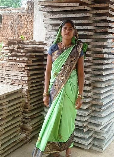 पीएम आवास में सेंट्रिंग प्लेट व ईट उपलब्ध कराकर लखपति बनी समूह की दीदियां