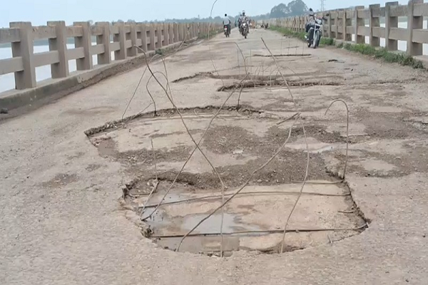 सलिहाघाट पुल बना हादसों का अड्डा: गड्ढे और निकले सरिए दे रहे मौत को न्योता