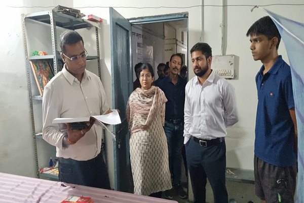 कलेक्टर डॉ. संजय कन्नौजे ने बालक छात्रावास का आकस्मिक निरीक्षण किया