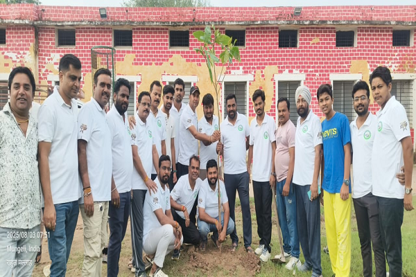  मित्रता दिवस पर वृक्षों को बाँधी फ्रेंडशिप बेल्ट, &lsquo;स्टार्स ऑफ टुमॉरो&rsquo; ने दिया पर्यावरण संरक्षण का संदेश!