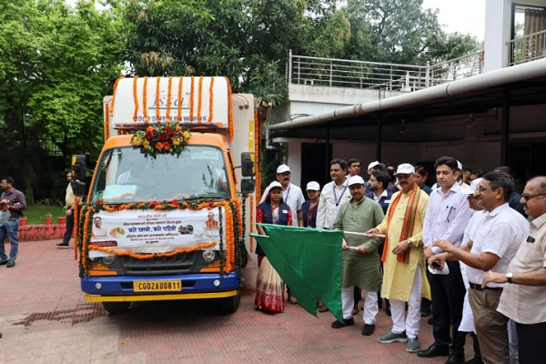 स्वास्थ्य मंत्री ने चलित खाद्य परीक्षण प्रयोगशाला को दिखाई हरी झंडी