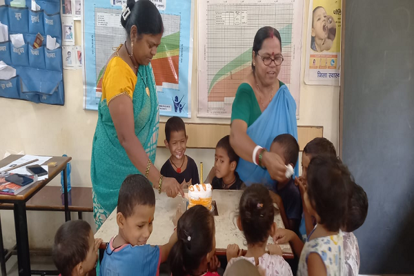 बाँटने की मिसाल: कर्मचारियों ने बच्चों संग मनाया जन्मदिन