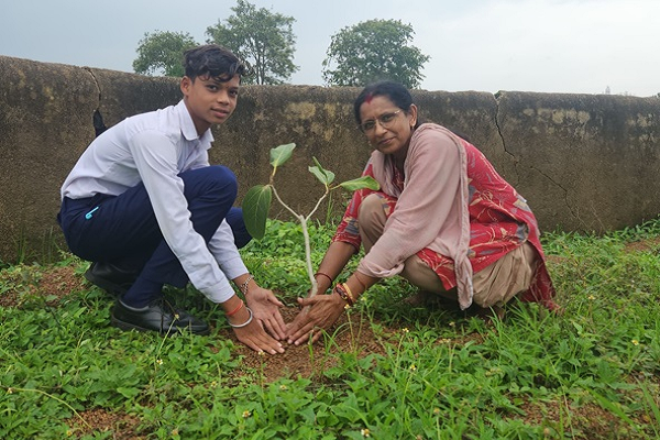 एक पेड़ लगाना है, धरती को स्वर्ग बनाना है&rsquo; संदेश के साथ हरियर पाठशाला आगे बढ़ी