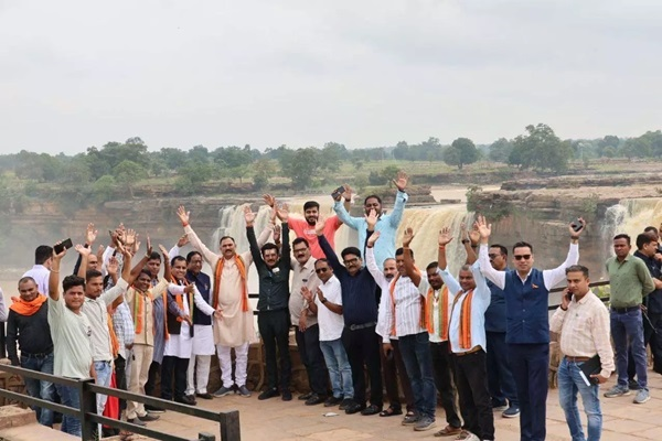 मंत्री श्याम बिहारी जायसवाल ने चित्रकोट जलप्रपात के अद्भुत सौंदर्य का लिया आनंद