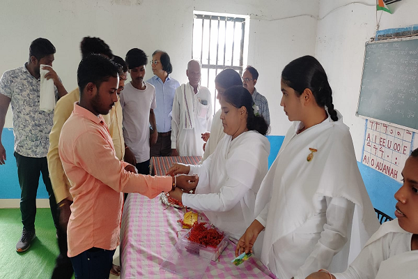  ब्रह्मकुमारी की दीदीयों ने जेल में मनाया रक्षाबंधन, कैदियों को दी नई जिंदगी की सीख  