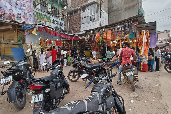  राखी के अवसर पर उमड़ा भीड़, राखी दुकानो में पहुॅच रही है बहने