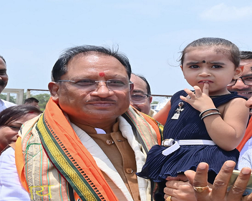  नन्ही सृष्टि को गोद में उठाकर मुख्यमंत्री श्री विष्णु देव साय ने रच दिया अपनत्व और स्नेह का अविस्मरणीय पल