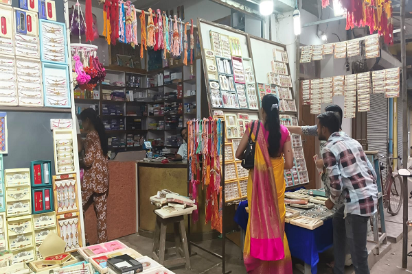  रक्षबन्धन के अवसर पर राखी दुकानो में पहुॅच रही है बहने, भाइयो के कलाई में रक्षासूत्र बांधेगी