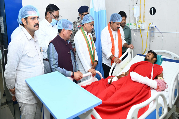 उपमुख्यमंत्री श्री विजय शर्मा ने मेडिकल कॉलेज हॉस्पिटल पहुंच आईडी ब्लास्ट में घायल ग्रामीण और भालू के हमले में घायल जवान से भेंटकर पूछा स्वास्थ्य का हाल