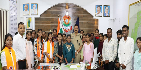 कबीरधाम में रक्षाबंधन पर बहनों ने पुलिस भाइयों की कलाई पर बांधा सुरक्षा का संकल्प सूत्र