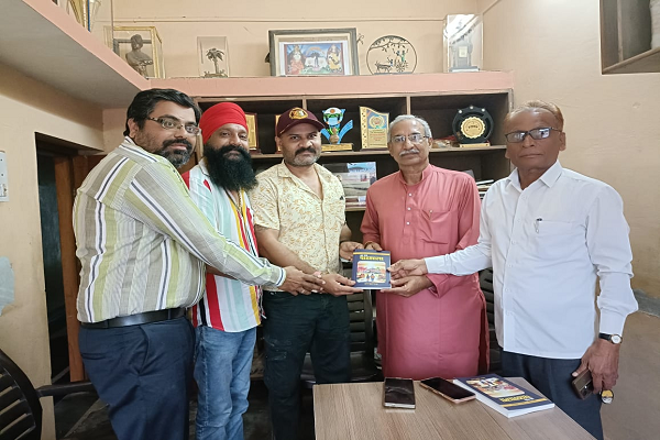  छत्तीसगढ़ वेयर हाउसिंग कारपोरेशन के अध्यक्ष ने की पुस्तक ओ मेरी पाठशाला की सराहना