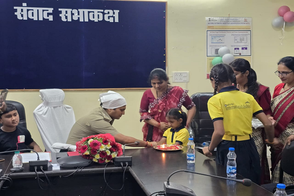 राखी के धागे में बंधा विश्वास: छात्राओं ने एसपी को बांधी राखी, &lsquo;पहल अभियान&rsquo; से मिली सुरक्षा की सीख