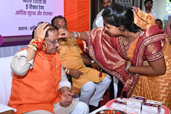  पत्रकार बहनों ने मुख्यमंत्री की कलाई पर बांधी राखी : जनसेवा के मार्ग पर अटूट संकल्प और प्रगति की दी शुभकामनाएं