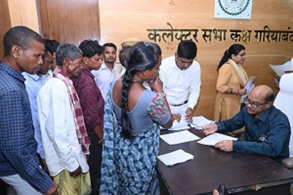 जनदर्शन में सुनी आम नागरिकों की समस्याएं