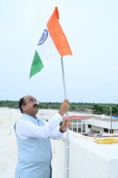 उप मुख्यमंत्री श्री अरुण साव ने 'हर घर तिरंगा' अभियान के तहत अपने निवास पर लगाया तिरंगा