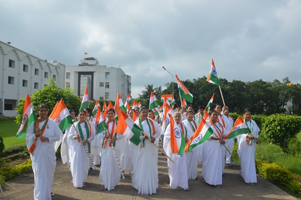 ब्रह्माकुमारी संस्थान के साधकों ने निकाली तिरंगा यात्रा