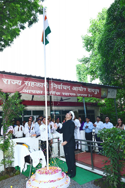 जनसम्पर्क संचालनालय में आयुक्त ने किया ध्वजारोहण