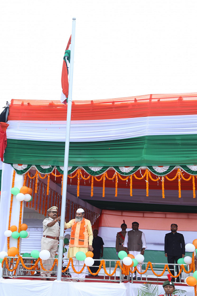  सांसद श्री भोजराज नाग ने ध्वजारोहण कर परेड की सलामी ली