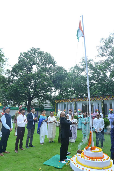 कलेक्टर श्री बी.एस उइके ने संयुक्त जिला कार्यालय में किया ध्वजारोहण