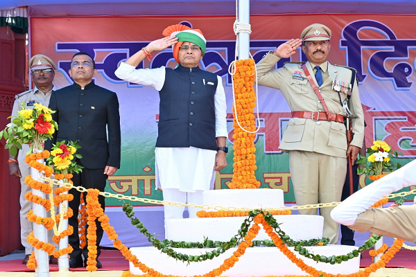 स्वतंत्रता संग्राम सेनानियों व शहीदों के परिजन और उत्कृष्ट सेवाओं के लिए अधिकारियों-कर्मचारियों का हुआ सम्मान