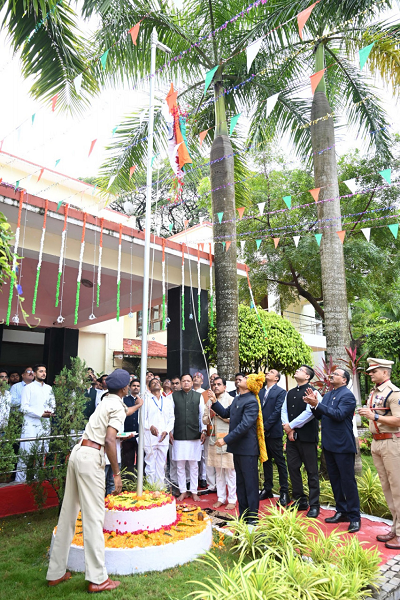  केन्द्रीय राज्य मंत्री श्री साहू ने सर्किट हाउस में किया ध्वजारोहण