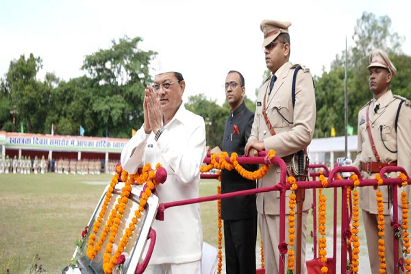 उद्योग मंत्री श्री लखनलाल देवांगन ने ध्वजारोहण कर परेड की सलामी ली