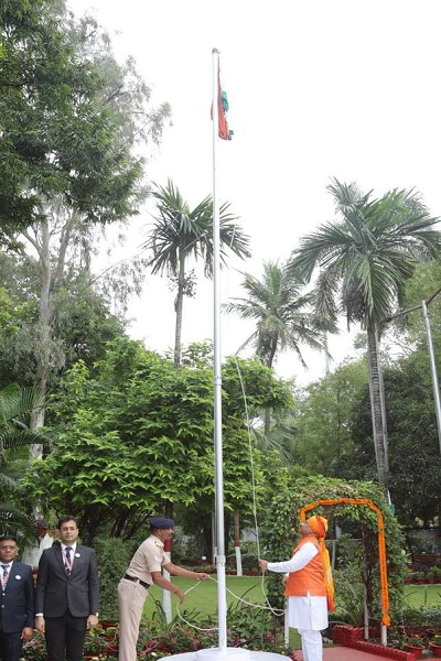 मुख्यमंत्री श्री विष्णु देव साय ने स्वतंत्रता दिवस के अवसर पर मुख्यमंत्री निवास में किया ध्वजारोहण