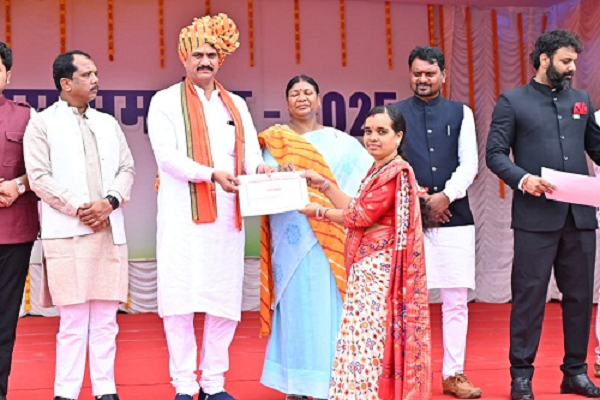 स्वास्थ्य विभाग और महिला बाल विकास विभाग के कर्मचारी हुए सम्मानित