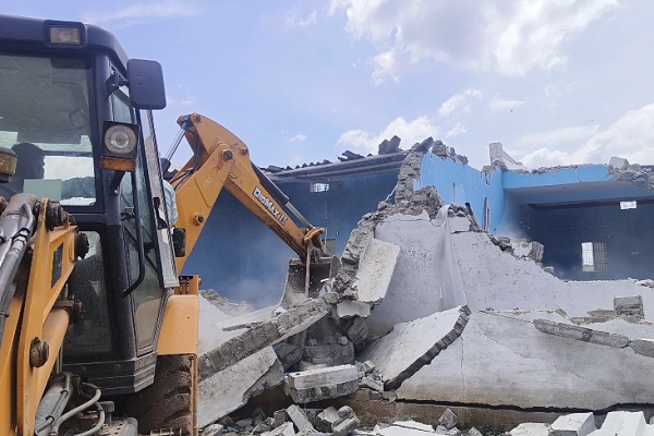 सरकारी जमीन पर बने अवैध चर्च पर बुलडोजर...