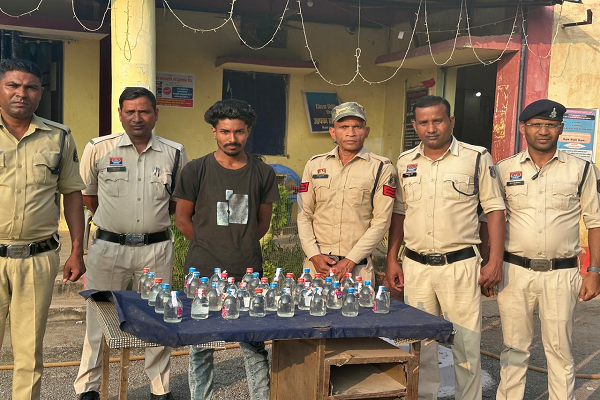 ग्राम मानिकपुर में अवैध शराब बिक्री करने वाले आरोपी पर पुलिस कार्रवाई