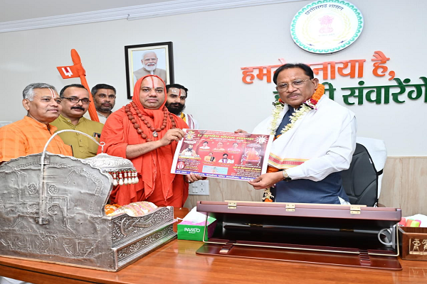 मुख्यमंत्री श्री साय से स्वामी श्री श्री वल्लभाचार्य जी महाराज ने की सौजन्य भेंट