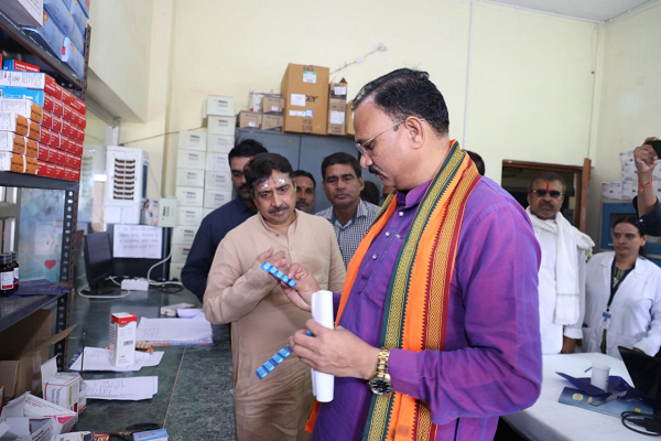  स्वास्थ्य मंत्री श्री श्याम बिहारी जायसवाल ने प्राथमिक स्वास्थ्य केन्द्र जेवरा का किया आकस्मिक निरीक्षण